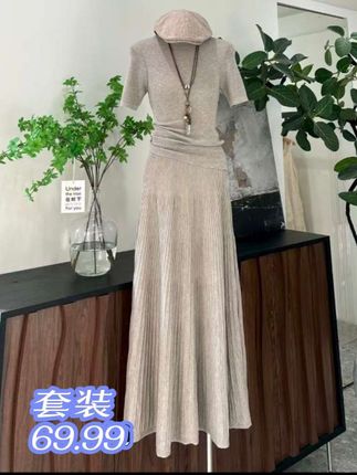 #琥珀流光 这套真的太好看了,它就是那种很高级的气质感,上身之后显得整个人特别温柔,而且它的面料也是那种很舒服透气的,夏天穿起来完全不会热,喜欢这种风格的一定要去冲。#早秋穿搭三分钟出门不是梦 #时尚气质穿搭 #服装店实体店