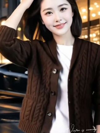 绅士们!这款皮尔卡丹春秋季纯色针织开衫,可是今年时尚圈里备受瞩目的单品,它的设计巧妙融合了当下流行的简约与经典元素,无论在日常休闲还是商务会议中,都能让你成为焦点,展现独特的绅士魅力!快来为你的衣橱添一份时尚与品质吧#时尚潮流穿搭#高级感穿搭#上热门话题🔥🔥🔥 #穿出自己的风格 #无线回购的宝藏单品