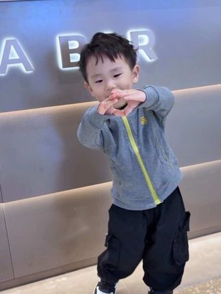 爱他的每个瞬间 妈妈的镜头全是你 不能倒退的日子里 妈妈的镜头一次次的对准你 你的每一个特别的瞬间 我都在努力记录#记录真实生活 #我的男孩 #早秋中性风穿搭 #早秋松弛感穿搭 #高品质童装