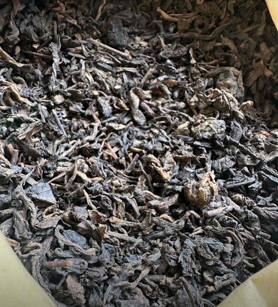 冲泡难易:易冲泡,100℃的开水冲、闷、煮均可; 口感味道:醇厚、入口香郁; 商品品质:同类品中的极品; 这款06年的六堡茶,是同类品中不可多得的好茶,仓储优秀、无杂味异味。开水冲泡后,茶汤干净深红透亮,入口醇厚浓郁、米汤感足、甜润后有香气化开。开汤三冲过后,能明显感觉到毛孔舒张,满头大汗、汗流浃背。#我在抖音买买买