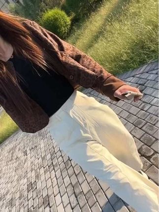 当你把人性看透 你就会喜欢独处 不愿意掺和无用社交 更不会讨好任何人 并不是没有与人相处的能力 只是没了与人逢场作戏的兴趣 一个人最好的状态 就是独处的时候 安静 自在 不拘束 不用迁就.#秋季新款弯刀裤#春秋穿搭#强烈推荐#弯刀裤女款