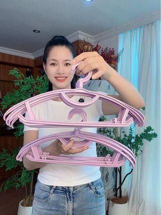 又又又又降价了!到手20支收纳整理师都在用的无痕防滑晾衣架!一个顶4个贼好用!巨能收纳,用来挂衣服,不鼓包不变形也不容易滑落,有了它再也不用天天叠衣服啦!哪怕刮风下雨也不怕没有衣架晾了,刷到赶紧多薅几把#衣架#无痕防滑衣架推荐#收纳整理#工厂直发#超便宜超划算
