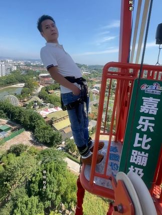 当你鼓起勇气重头开始的时候,你就会明白在这个世上除了生死都是小事。昨天的太阳,晒不干今天的衣裳,明天的雨,淋不湿今天的自己。该忘的忘,该放的放,让心归零,微笑前行。吃好饭,睡好觉,做自己该做的事情,不慌不忙,一切都会有最好的安排。 #蹦极徐教主 #安吉奇幻嘉乐比 #原创作品 #浙江最酷蹦极 #情感共鸣 @抖音小助手 @抖音创作小助手 @创作灵感小助手 @蹦极徐教主 @战无不胜