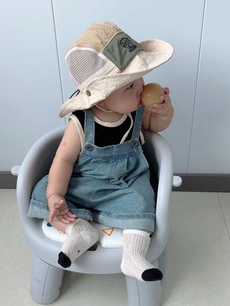 穿背带裤的小可爱,妥妥的西部牛仔小王子#越养越上头的人类幼崽 #萌娃穿搭 #潮童必备