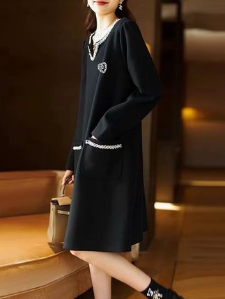 气质v领钉珠连衣裙女春秋2025欧货新款大码宽松时尚中长款小黑裙#时尚洋气#减龄气质 #淘特商城