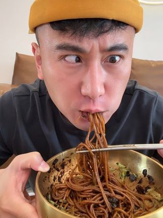 韩国财阀的炸酱面 我爱吃炸酱面你爱吃吗#既要又要还要怎么了 #炸酱面 #韩国财阀的生活 #美食
