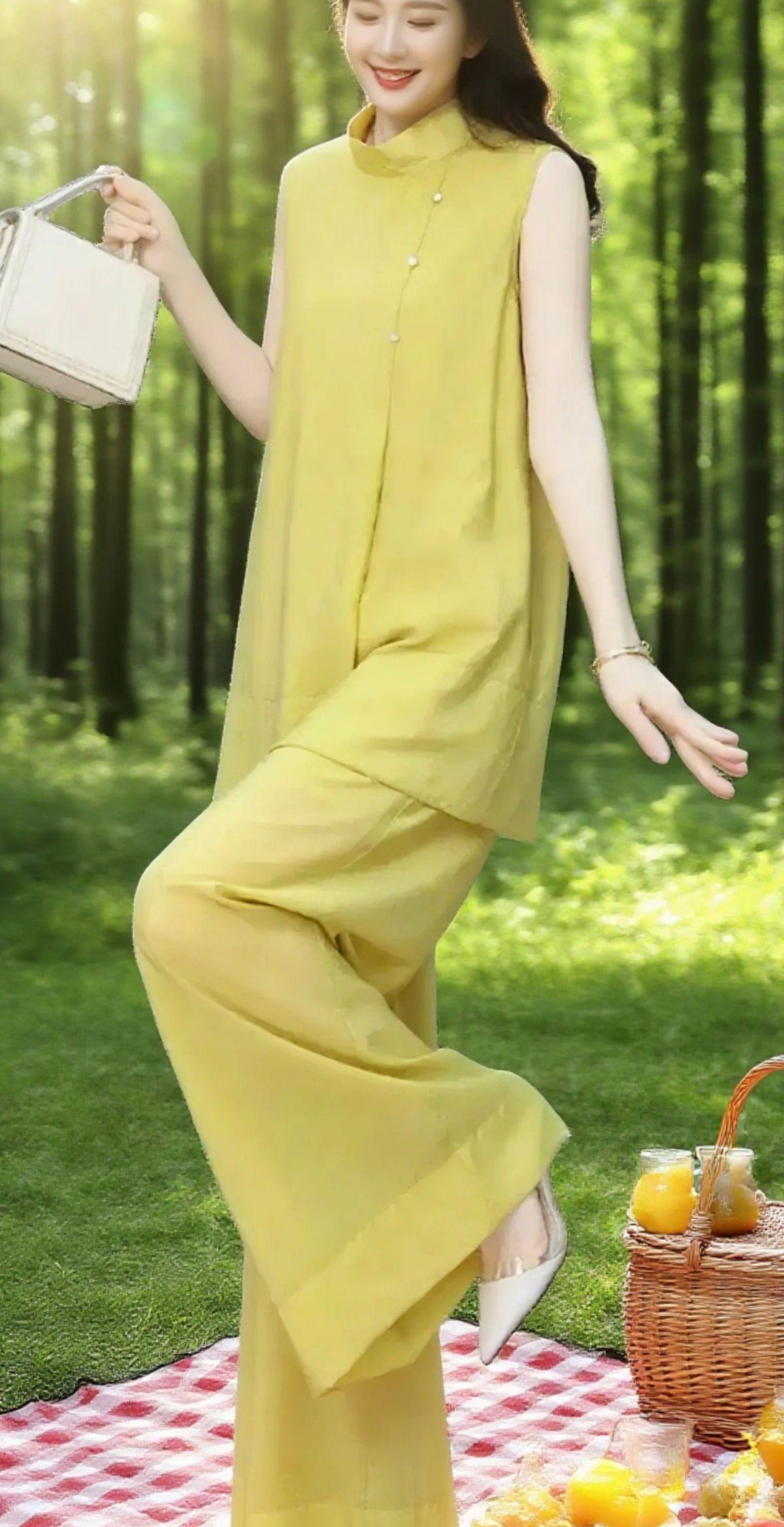 高端气质女神时尚套装。这套衣服是黄绿色的无袖套装,风格休闲又不失雅致。上衣是无袖立领款式,领口处有三颗珍珠纽扣装饰,设计简约又显精致,宽松的版型穿着舒适且有遮肉效果。 - 下装是同色系的阔腿裤,裤型宽松飘逸,行走间很有垂坠感,能很好地修饰腿型,整体穿搭尽显随性大气。#高端气质女神套装#女人爱美不分年龄 #气质洋气穿搭 #显气质显年轻 #显高显瘦显腿长