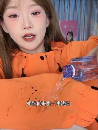 属实太酷啦!人手一件冲锋衣!男女都可穿!可以穿到200斤!面料有质感!拍照嘎嘎出片!快艾特你的姐妹或者对象一起穿同款吧 #冲锋衣 #户外穿搭 #冲锋衣男女同款