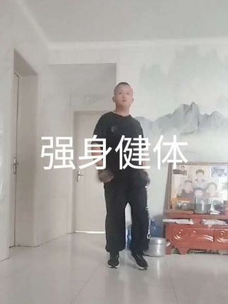 人生如长路,行至中途,蓦然回首,才发觉那些曾以为过不去的坎、忘不了的痛,早已被时光碾作尘埃,散落在记忆的角落里。而真正留下的,是那些不经意间的顿悟,是命运在不经意处埋下的伏笔,是某一刻忽然明白——原来一切,皆有深意。 前方是美景和命运准备的惊喜#曳步舞爱好者