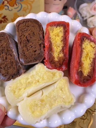 糯叽叽的#冰皮花胶月饼 也太好吃了,满满陷料多到溢出来,精致的铁盒包装送人也很大气。#月饼#中秋节 #官栈#