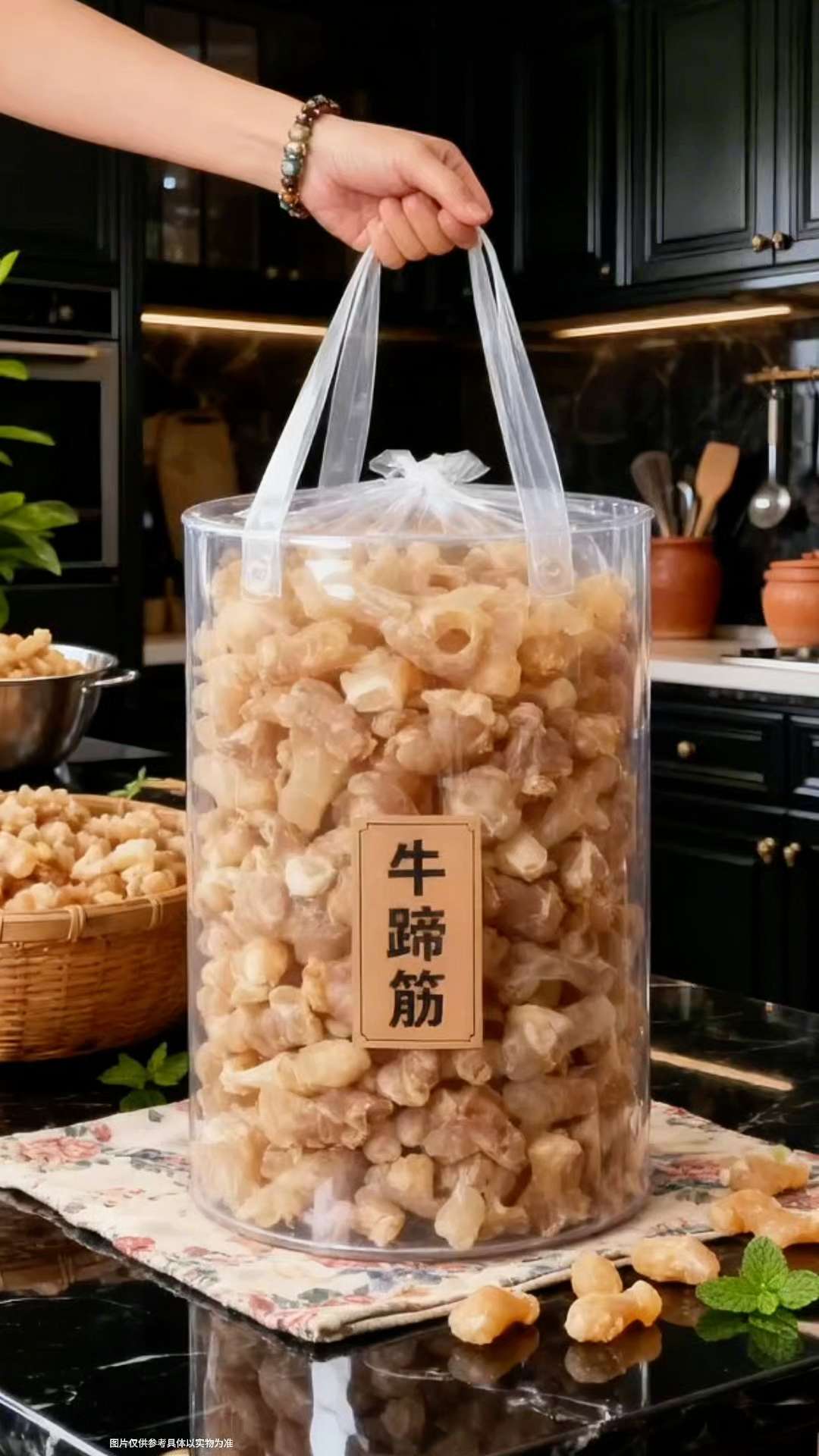 牛蹄筋控看过来!软糯Q弹,一口入魂~牛蹄筋爱好者集合!✅ 这家的牛蹄筋我真的要按头安利~ 已经帮你贴心处理好了,去皮去骨超干净 打开袋子就能下锅,真的超省事! 炖煮后软糯又不失嚼劲,吸饱了汤汁超级入味 不管是煲一锅浓汤,还是红烧焖煮,都超级好吃! 厨房小白也能轻松搞定,懒人福音没错了~ #美食推荐 #牛蹄筋 #懒人食谱 #抖音美食 #快来一起尝个鲜
