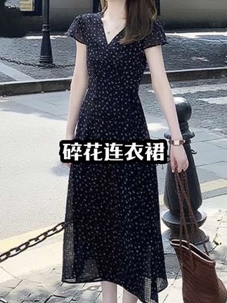 高级感气质黑色碎花连衣裙女夏季新款时尚v领收腰显瘦中长裙#女装 #今日穿搭 #夏季穿搭 #爱了爱了 #夏季遮阳帽