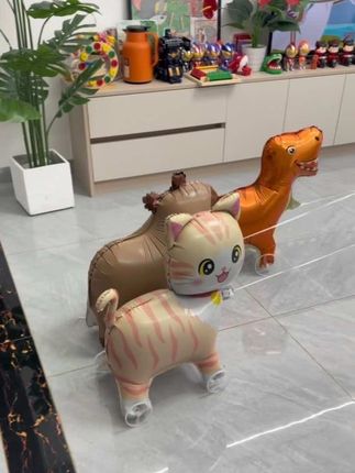 会发光的气球也太有意思了,它不仅会发光,而且还带有轮子可以随意滚动,不管是小朋友过生日还是举办派对,用这个气球来做装饰都超合适的!晚上关掉灯的那一瞬间,看到这么多发光气球简直太震撼了!又好玩又有趣的气球,赶紧买回家试试吧!#走路气球 #会走路的气球 #发光动物气球