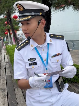 青岛潜艇开放日 一杠二星讲解员给观众签名#海军 #帅爆了
