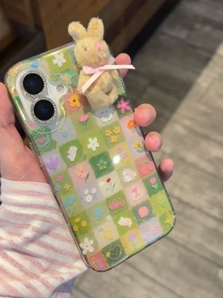 听说最近这个碎花小兔子手机壳很火呀!它是这种碎花磨砂背板的,镜头做了全包加高,全方位保护你的手机,手感也非常的舒适。秋冬拿来搭配穿搭都很好看的,就这样手拎或者挂着,妥妥的时髦精。#手机壳 #秋日 #手机壳推荐 #格子控 #平价好物