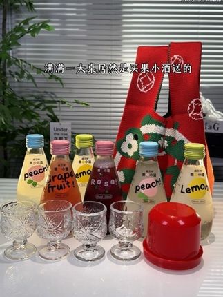 满满一大桌居然是买果小酒送的,纯鲜果发酵酿造,有柠檬酒、西柚酒、蜜桃酒、玫瑰酒,开瓶瞬间先扑过来一股玫瑰的甜香,入口就像咬了一口鲜嫩多汁的玫瑰花瓣,4度连不经常喝酒的人都能轻松驾驭#果小酒#果酒#仙女都在喝什么 #强烈推荐#微醺