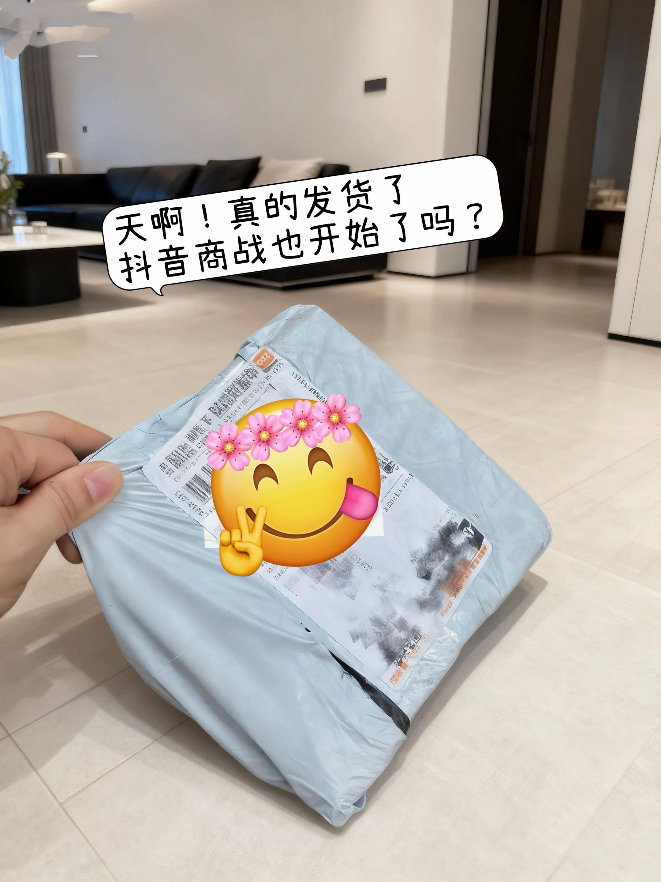 维达山茶花手帕纸真的太可了!宿舍姐妹们都在囤,颜值高到不行,山茶花的包装简直美翻,拿在手里就是小装饰。淡淡的山茶花香味清新自然,用起来心情都变好了。维达品质不用多说,纸张柔软细腻,擦脸擦手都很舒服,价格也很亲民,对想精致又不想多花钱的学生党来说太友好了!#好物分享 #手帕纸推荐 #维达山茶花 #性价比高#好物推荐🔥