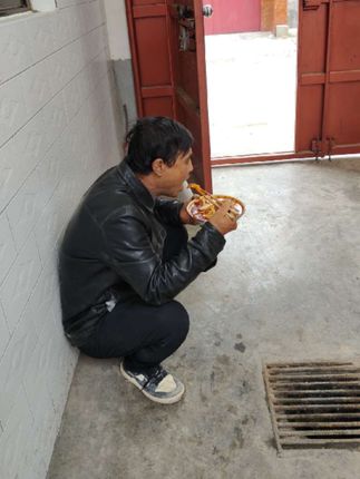 朋友们,晚上好,开始吃晚饭了。这几天一哈把人能累死。中午不下,下午又开始下雨了。还在地里干活着呢。这几天果农朋友们都在忙着。捡树叶。感谢家人们的一路支持。🙏🏻🙏🏻🙏🏻