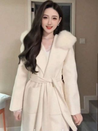 姐妹们,这件大衣真的太好看了!它是这种连帽的设计,冬天戴帽子超级暖和,而且它的版型特别显瘦,不管你是多少斤的大骨架,都能轻松驾驭。关键是它还特别百搭,不管是搭配靴子还是配小皮鞋都很好看,穿上它之后感觉整个人都变得温柔了,喜欢的小姐姐赶紧入手吧!#双11红人上新必买清单 #寒流宅家舒适OOTD #厚外套给的安全感 #双11不会买错的运动好物清单 #我的双11必买清单