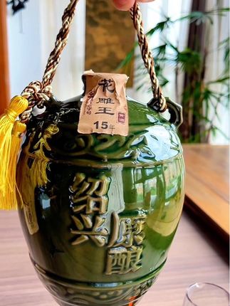 绍兴十五年陈酿老黄酒,甄选优质糯米、小麦,取鉴湖清泉,循古法精酿。酒色如琥珀,口感醇厚绵密,香气馥郁。陶瓷密封坛储,锁住原味,自饮送礼皆宜。#好喝不贵#黄酒文化#绍兴#陈酿#不错不错味道好极了