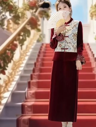 这套喜婆婆新中式婚宴套裙三件套,酒红丝绒质感高级,搭配绣花盘