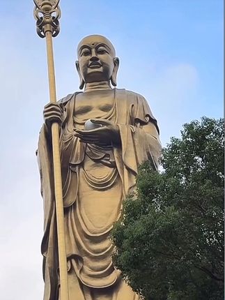 井天禅 井口圈住的 不是天空 是宇宙为你 特供的 独家月亮 蛙声与星子 在井壁碰撞 溅起的回音 忽然开始 辩论—— 谁更接近 真理的 直径 你指天说阔时 水面突然 浮起另一个你 正以倒立的姿势 将苍穹 缝成 裹身的 袈裟 最惊心是 暴雨灌井时 所有「阔论」 突然沉默 唯见那面 水做的镜 将滔天波澜 压成 一枚 安静的 舍利 坐井非困 是心正在 用最深的局限 孵化 最无边的 自由 当你说「天阔」 整个宇宙 突然缩小 恰好嵌进 井口的 圆周率 #原创 #见者好运 #诸事顺利 #愿众生平安吉祥 #慧華