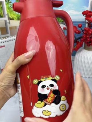 三年了生活是给家里入手了一个保温壶。平时泡个枸杞,红枣也很不错。他这个是按压式的出口。单手都能轻松操作。保温效果非常好。不管放在办公室或者客厅都好看。真的美观又实用。#保温壶 #居家好物