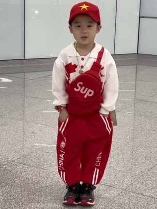 国庆节快到了,提前给儿子买了一套中国红运动三件套,又国潮又喜庆,儿子穿上身喜欢的的不得了, 也太好看了吧#萌娃穿搭 #谁穿谁好看#宝妈推荐#卫衣套装#儿童运动套装