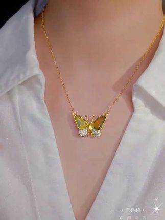 人间富贵花,出去被人夸!!这款会变色的蝴蝶磁吸#项链纯纯的属于出门不能输系列,让你走到哪,美到哪!#显白穿搭