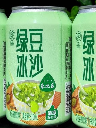 夏天火气重,少喝点碳酸饮料,可以多喝这个低糖的绿豆冰沙!这价到手一箱八罐,薅了不是妥妥捡漏吗?精选优质绿豆文火慢熬,倒出来出砂细腻丝滑!一口下去满嘴绿豆清香!口感细腻丝滑不甜腻,天热来杯冰的真的巨爽,趁现在划算没喝过的一定要试试!#冰爽一夏 #好喝不贵 #绿豆冰沙 #绿豆沙