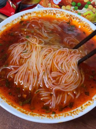 从小吃到大的麻辣米线,咱陕西的米线都是那种细米线,下锅煮一分钟就可以了,随时饿了来一包,特别方便!#地方特色美食 #米线 #麻辣米线 #速食美食 #陕西米线