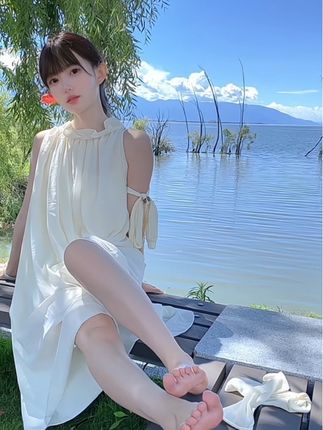 就算生活过得再怎么不堪,我也要努力吃下去 #海边随拍 #蓝天白云定会如期而至 #小仙女