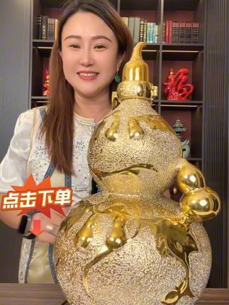 杏花村美酒,金福禄收藏酒,是和景德镇,强强联合打造而得的,金葫芦寓意非常的美好,进福禄,招财纳福,生活越来越美好!这一大坛整整三斤的美酒,价格非常的划算了。#杏花村白酒 #送人送礼佳品 #景德镇陶瓷摆件 #白酒 #好酒推荐官