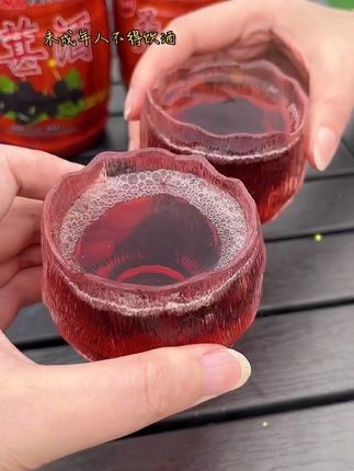 我讨厌酒的味道,却爱上了醉的感觉,身体受不了酒精,但心情需要,喜欢的不是酒,而是端起酒杯的瞬间,将心事,一点点的融入酒中。#小酒解心宽 #微醺时刻 #果酒 #仙女都在喝什么 #好喝不贵