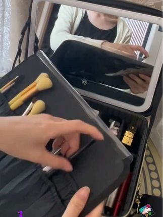 #化妆包 #大容量 化妆包大容量带镜子LED灯便携式化妆箱外出跟妆师#化妆师的工作日常 #带镜子化妆箱 #便携化妆箱