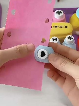 给喜欢做手工的孩子安排两套做手工神器。一套是压花器,只要轻轻一按,各种花型都出来了,另一种是花边剪,有6种刀头,任意调换。平时做贺卡相册。手杖都可以剪出来的,每一种花型都好看。再也不用费心费力的这样去剪花边了,现在孩子做手工方便多了,孩子更爱做手工了。#儿童做手工神器#压花器手工剪套装#礼物#益智玩具