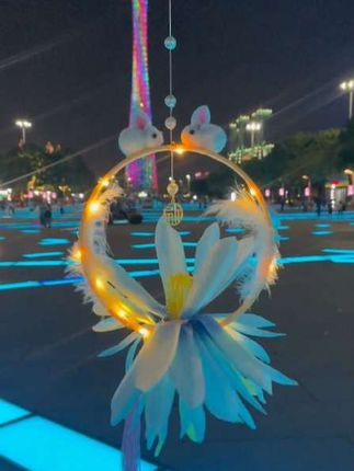 今年的中秋,来点不一样的氛围感吧!亲手做个玉兔灯笼,材料都是搭配好的,小朋友也能轻松上手哟!制作过程简单又有趣,捏一捏、粘一粘就完成了,中秋氛围瞬间拉满!这只可爱的玉兔灯笼,不仅颜值高,还能讨个好彩头!快喊上家里的小可爱一起动手做起来吧!#中秋节灯笼 #古风灯笼 #氛围感 #灯笼 @巨量千川 @DOU+小助手