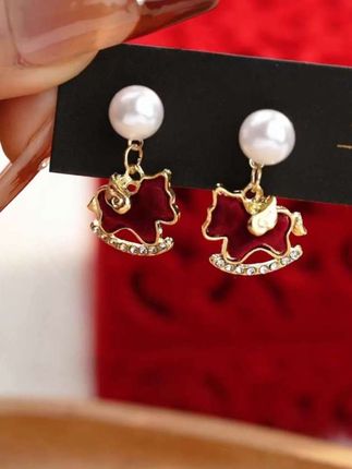 耳饰赛道文案素材 - 红色小马造型太戳我!珠珠点缀超温柔,底部镶钻闪耀 萌趣又精致,日常搭配吸睛度满分!新年礼物就选它!#礼物 #耳饰 #耳钉 #红色系 #美出高级感 - 无瑕饰品作品