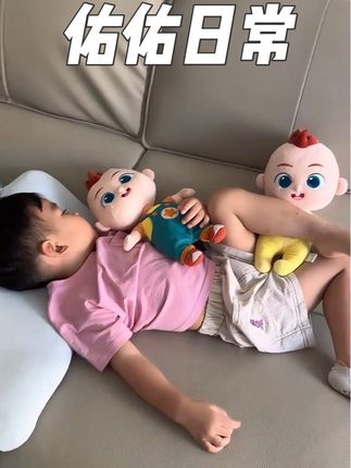 每天和jojo玩偶公仔玩着玩着就能睡着了~不过这个睡姿我也是佩服、把宝贝赳赳搂紧紧的生怕被抢走#宝贝jojo #宝贝赳赳 #益智早教 #哄睡神器 #阿贝贝