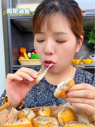 最近很火的#糍粑油条 一口一个,软糯拉丝,酥脆的油条包裹着糯叽叽的#糍粑,再搭配上黑芝麻糖碎,真的巨好吃#油条包麻糍 #早餐