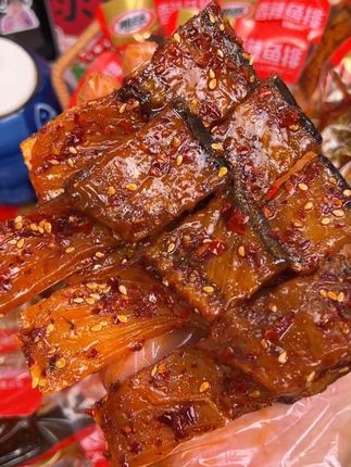 #好吃到停不下来 湖南人做的那一排也太辣了,太香了,大块大块的连骨头都是香的,肉质紧实耐嚼,越吃越辣越嚼越香, #零食 #追剧小零食 #鱼排