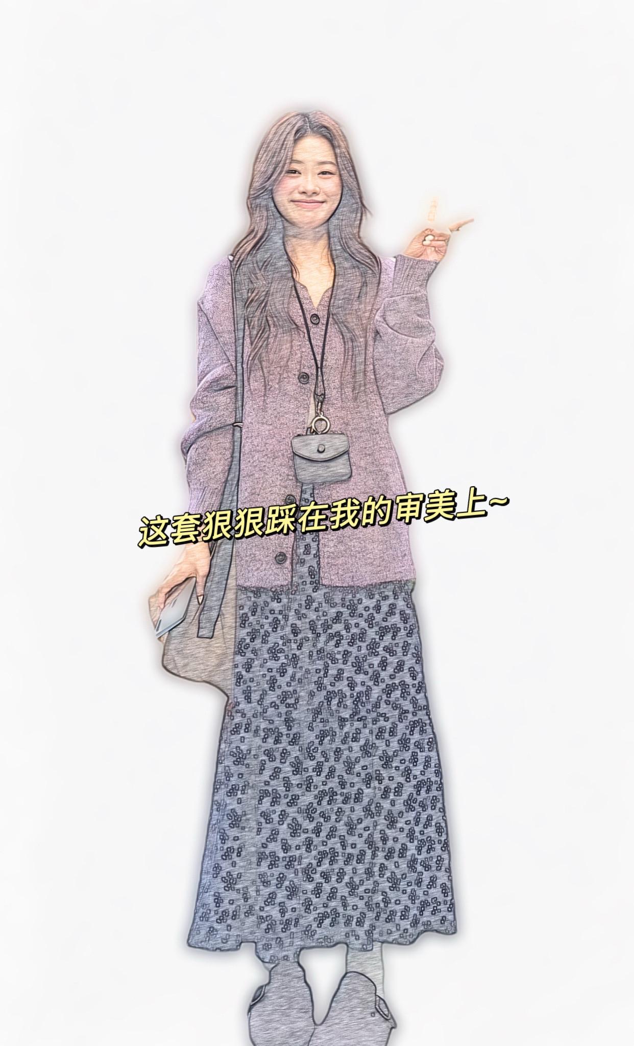 「在楼梯角落,我把心事弹成了歌」。周末的午后,林晚抱着吉他坐在老屋里的黑色铁艺楼梯上。扶手缠绕的白玫瑰仿真花垂落下来,像把温柔的网,把她和满墙陶瓷猫咪摆件圈进同一个小世界。 前几天还在为工作焦头烂额,此刻指尖划过吉他弦,闷闷的情绪竟顺着音符飘向窗外。楼梯扶手上,那只叫“云朵”的银渐层猫咪歪着头看她,尾巴轻轻扫过花瓣。 她忽然笑了——原来把心事揉进和弦里,烦躁会变成脆生生的旋律,连满墙小猫摆件都好像在跟着节奏晃脑袋。或许生活就该这样,偶尔找个角落,把自己和温柔的细节锁在一起,弹一首没名字的歌。#韩系穿搭 #减龄穿搭#慵懒风穿搭 #小个子显高显瘦穿搭#气质穿搭