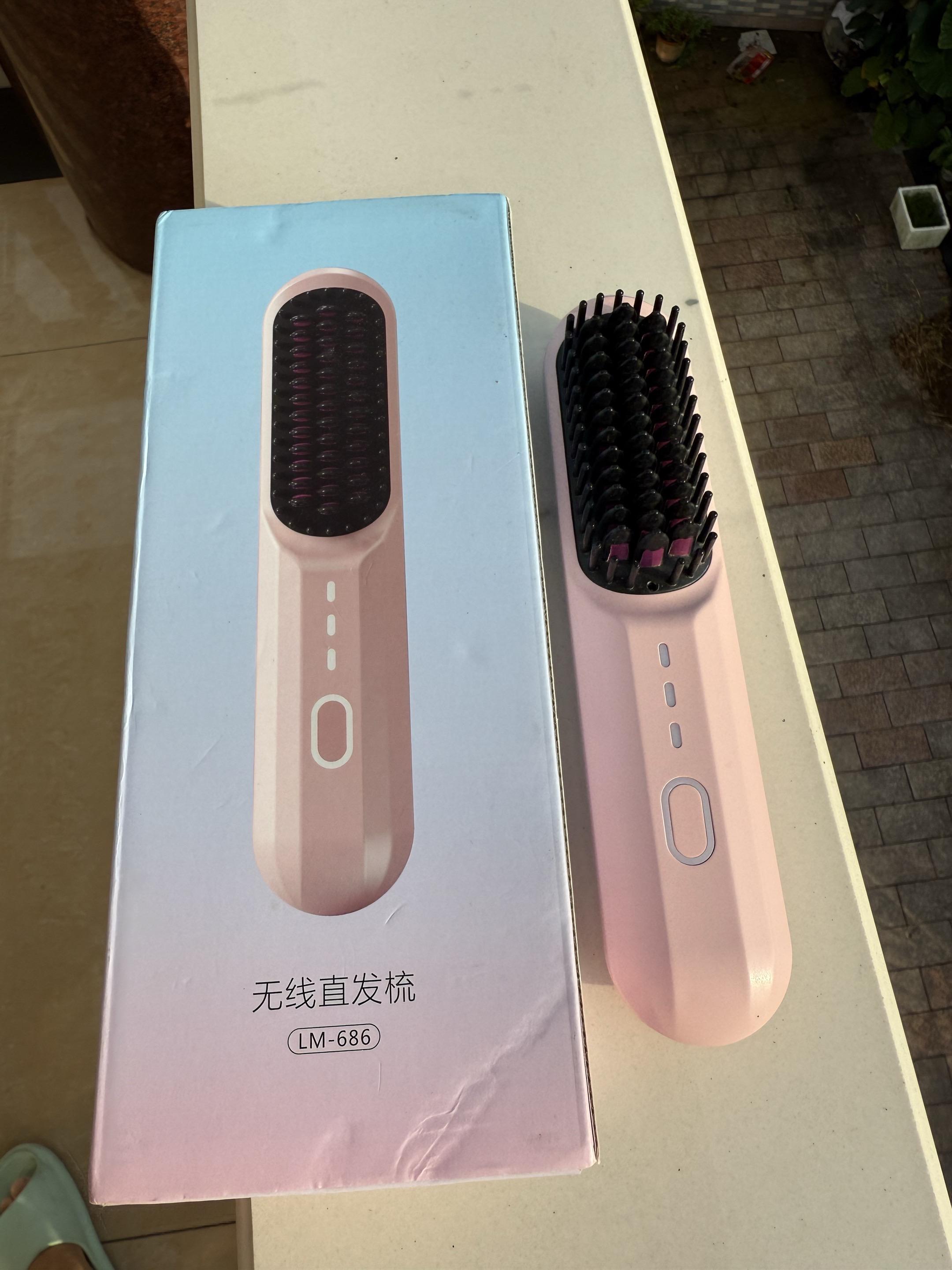 头发总是毛躁打结,造型怎么弄都不满意?别愁啦!这款无线直发梳了解一下!它无线便携,走到哪用到哪。智能恒温,适配不同发质需求。不仅能一梳打造柔顺蓬松感,还能实现直发卷发自由切换,不管是利落直发、俏皮内扣还是清新空气刘海,它都能轻松搞定,让你随时颜值在线!#无线直发梳 #女生必备 #超便宜超划算 #好物推荐🔥