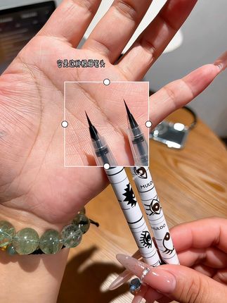 快快快,赶紧来薅目录眼线笔的大羊毛,出墨丝滑流畅,还防水防汗不晕妆,库存不多,刷到还有就赶紧冲!#眼线笔 #眼线液笔 #画眼线 #学生党好物推荐
