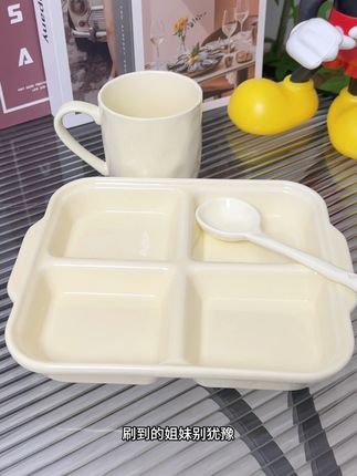 这款陶瓷四格分餐盘,厚实耐用,像平时做减脂餐或者给小朋友准备辅食都很方便,可以用来装水果、蔬菜沙拉,还可以放小菜、主食等等#陶瓷分餐盘#陶瓷盘子#陶瓷杯子#厨房好物