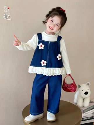 #我要上热门 立秋后天气说凉就凉了,提前给娃囤了这套超火的花边马甲小套装,上身真的太可爱了!它整体是这种软牛仔的面料,穿上很舒服又透气,马甲的设计也很新颖独特,宝宝穿上萌趣又百搭,裤子还是小花边的设计,简直不要太时髦,不管什么时候穿都特别合适。#女童穿搭 #女童套装 #高品质童装 #爆款热卖中 @DOU+小助手 @DOU+上热门 @巨量千川 @抖加小助理