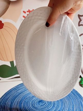 家里一定要备保鲜膜套,吃不完的剩饭剩菜就可以直接用它套上,密封效果很好,放在冰箱里也不会串味。它还是可以放心接触食物的,质量很好,不会一扯就破。切开一半的水果都可以用它保存起来。松紧口,大盘子小碗都能用。