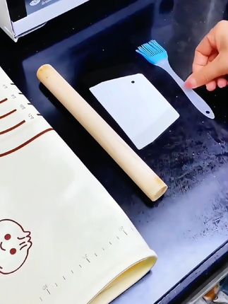 硅胶揉面垫真的太实用了!防滑设计,揉面再也不怕滑走,还超好清洗~✨🍳 #揉面垫 #硅胶揉面垫#厨房好物#硅胶揉面垫