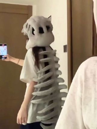 当我拥有了一个恐龙骨架 出片如同呼吸一样简单#恐龙骨架 #头套 #玩偶 #泰裤辣