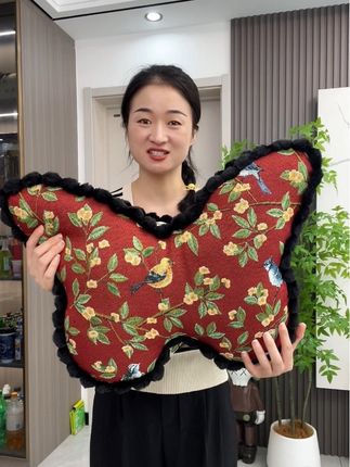 蝴蝶造型的抱枕,不论当个靠背,还是当个头枕都很舒服,放在沙发上还是个很好看的装饰品#抱枕 #这也太好看了 #居家好物 #枕头 #靠背